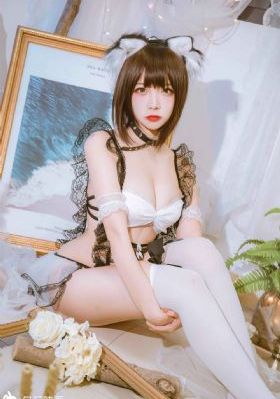 被闺蜜扒了内裤光着屁股打